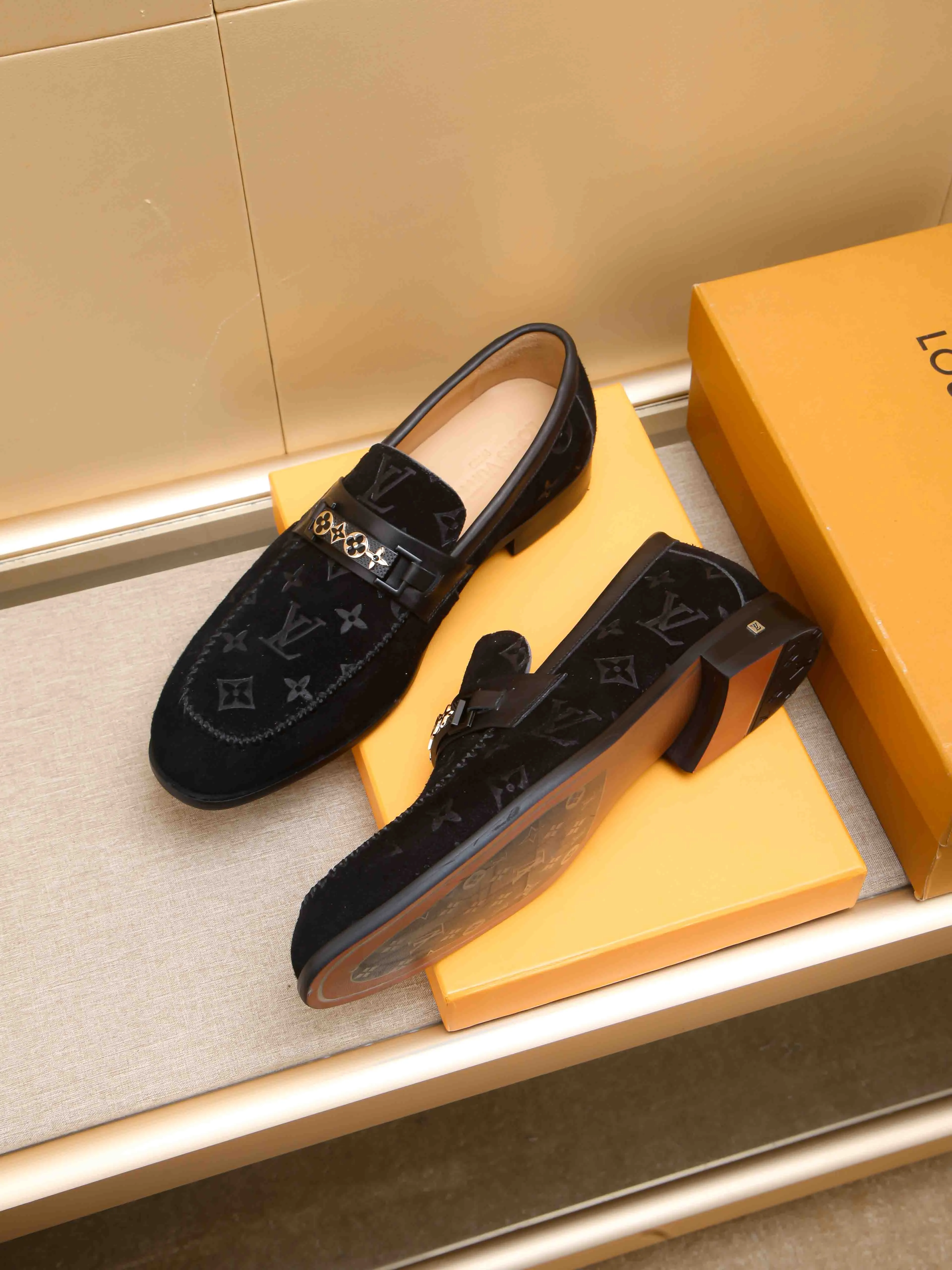Men's shoes 💰 460 💰 Louis Vuitton LV ® 🆕 model 🔛Full shoe counter, first layer cowhide, 🐂leather lined casual shoes for men, super soft outsole, essential for driving. Counter synchronization, original first layer cowhide, completely 1:1 mold customization🌹top version, color optional! Number: 39-44 (customized at 38.45)
